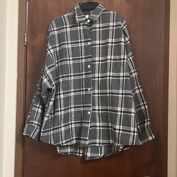 Oversized Plaid Shirt - Picture 4 of 5